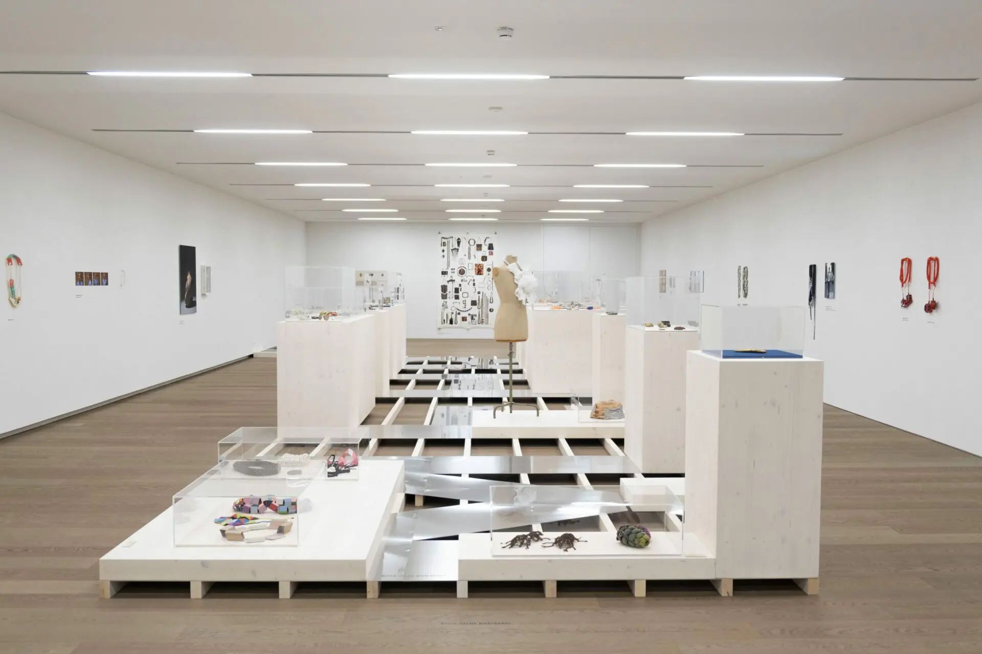 Buchpräsentation "Mit Eigensinn* Schmuck aus Österreich. Künstlerinnen im Fokus"