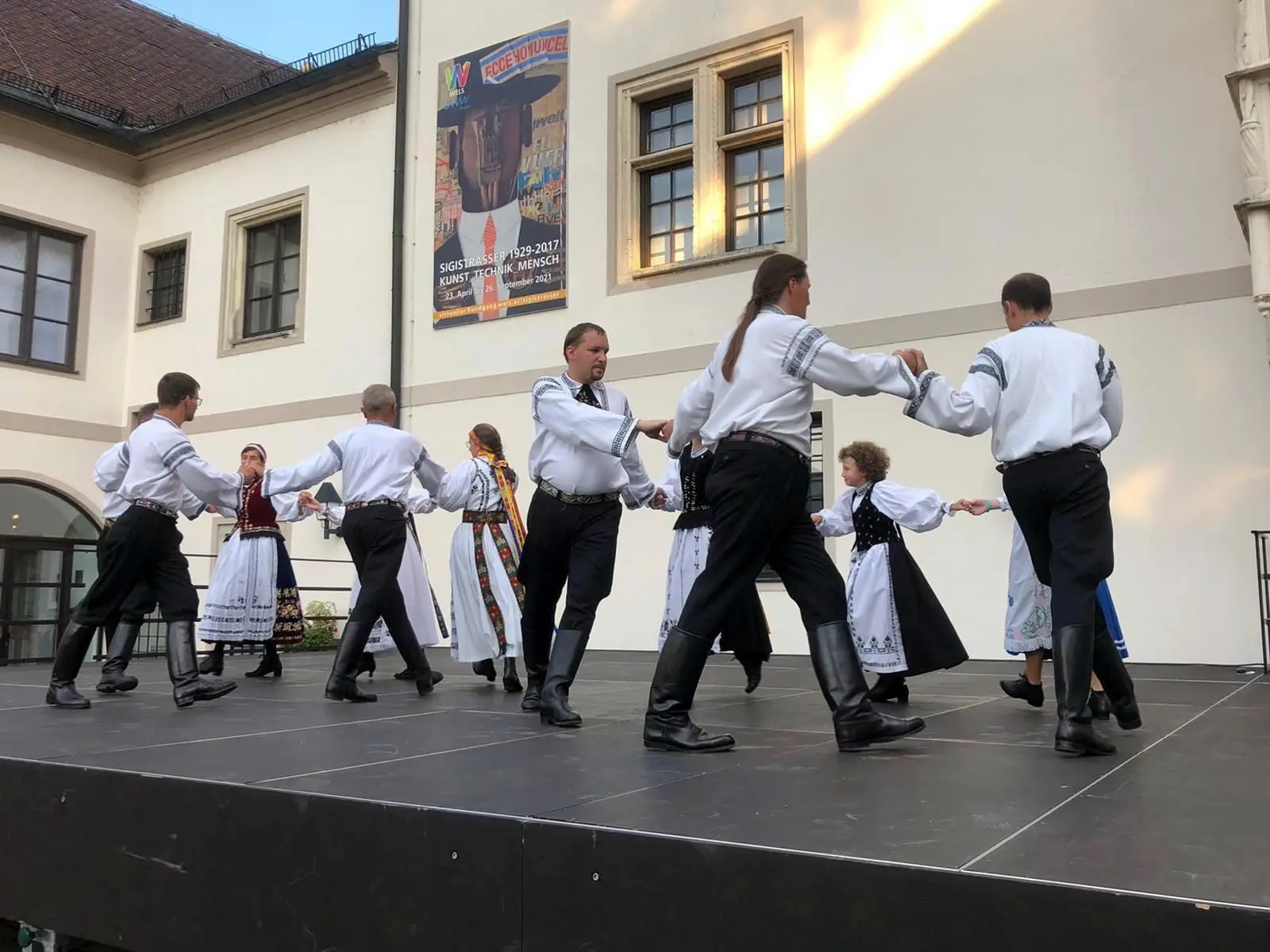 Volkstanzvorführung im Welser Burggarten