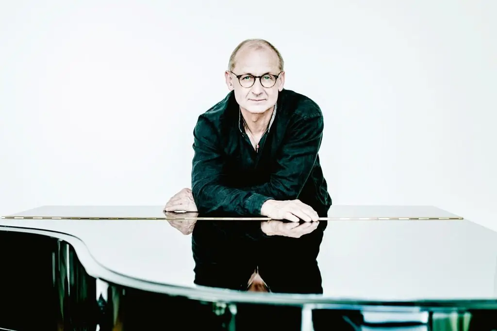 GÜNTHER STRAUB (Piano)