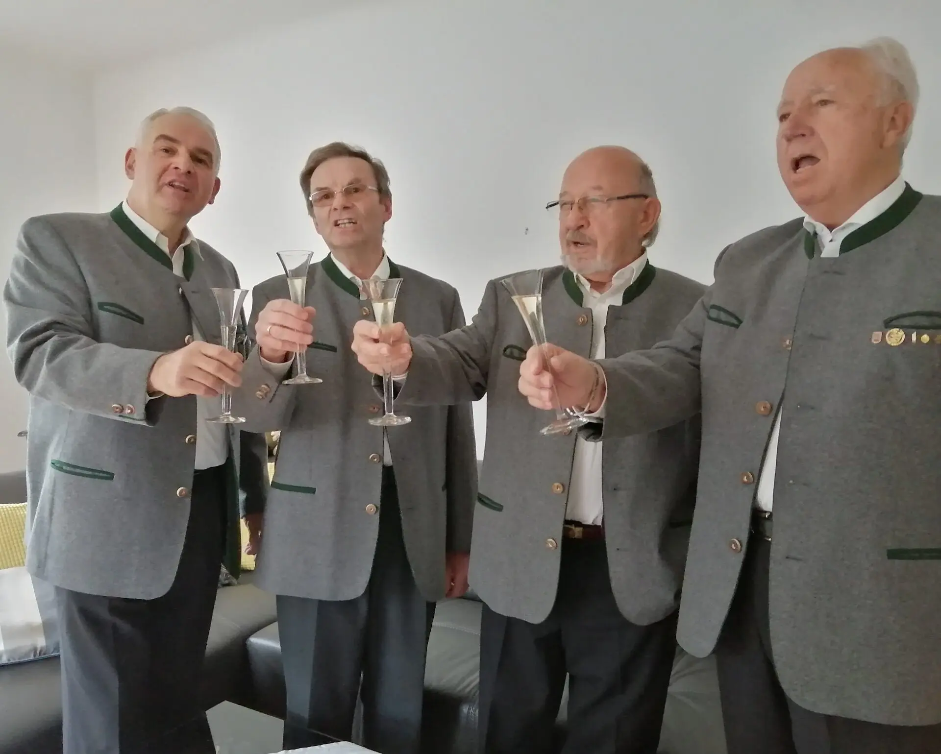 „Hoch die Gläser“