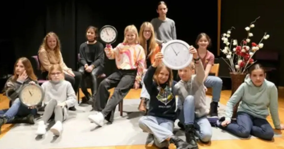 KINDERTHEATER "DIE VERSCHWUNDENE TASCHENUHR"