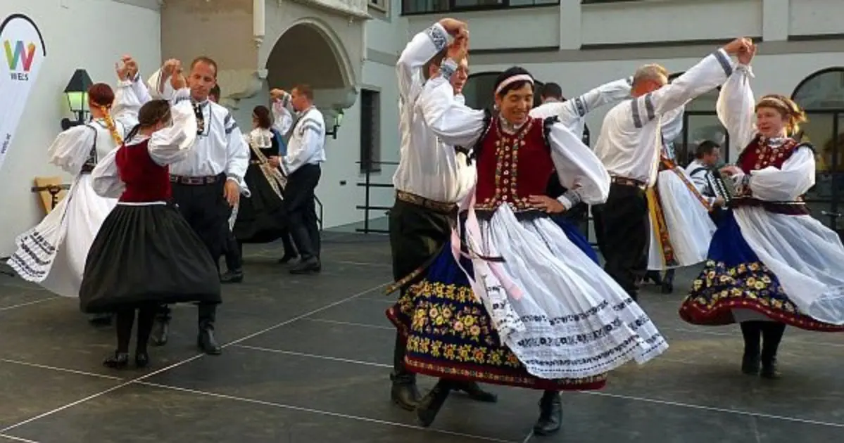 Volkstanzvorführung im Welser Burggarten