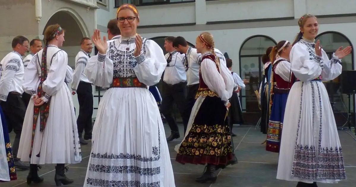 Volkstanzvorführung im Welser Burggarten