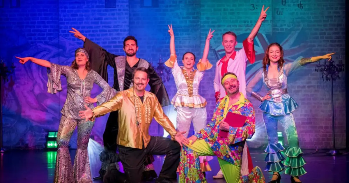 THE SHOW MUST GO ON AM  BROADWAY IST DIE HÖLLE LOS