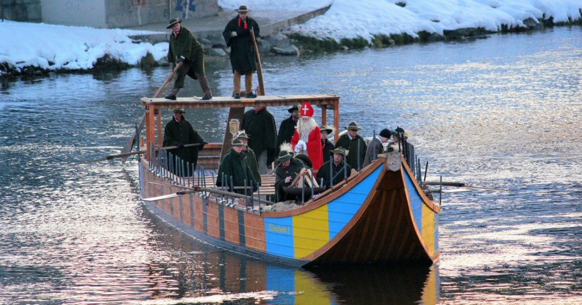 Nikolaus kommt mit dem Salztrauner zum Adventmarkt